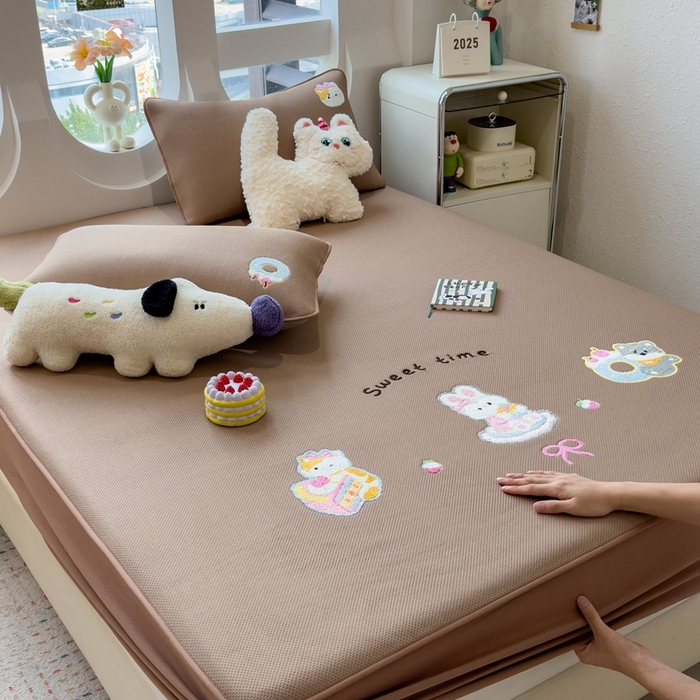 91家纺网 家纺一手货源 找家纺 澜妃 2025新款彩绒棉毛巾绣夹棉床笠单品床笠单件单床笠 甜睡童话-绒布咖