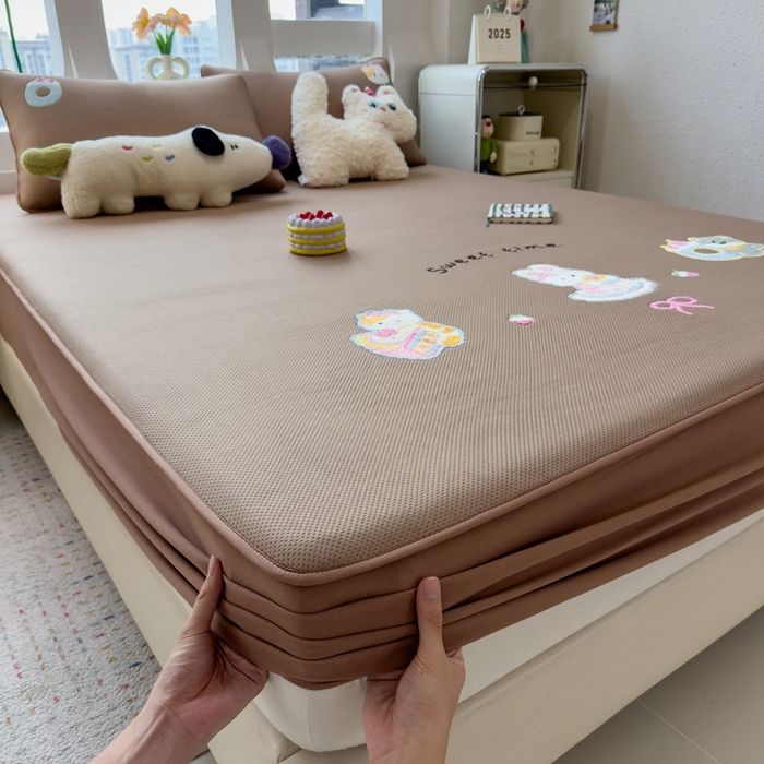 91家纺网 家纺一手货源 找家纺 澜妃 2025新款彩绒棉毛巾绣夹棉床笠单品床笠单件单床笠 甜睡童话-绒布咖