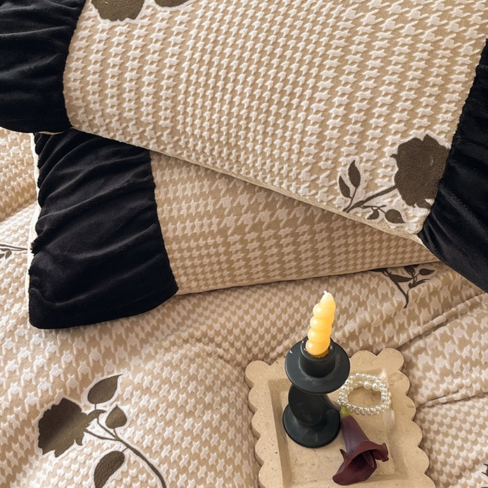 91家纺网 家纺一手货源 找家纺 慕澄家纺 2025新款高克重泡泡袖琢色雕花牛奶绒四件套 优雅佳人