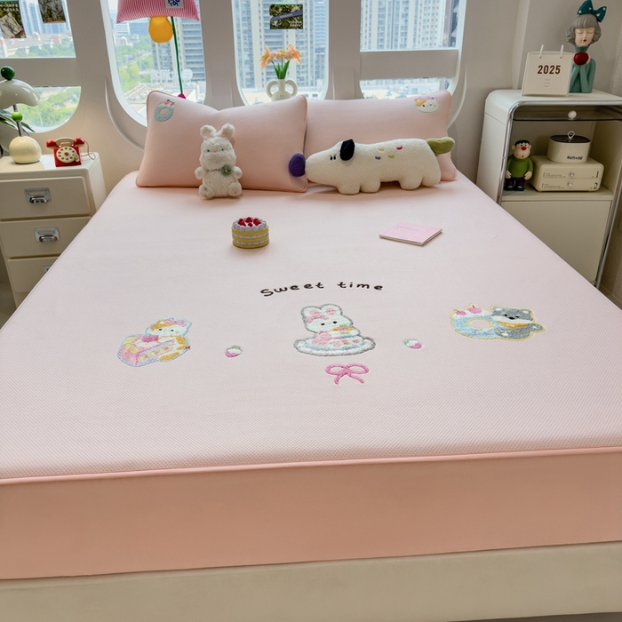 91家纺网 家纺一手货源 找家纺 澜妃 2025新款彩绒棉毛巾绣夹棉床笠单品床笠单件单床笠 甜睡童话-樱雾粉