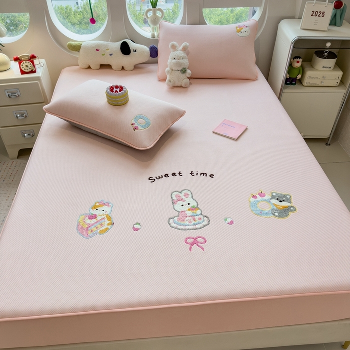 91家纺网 家纺一手货源 找家纺 澜妃 2025新款彩绒棉毛巾绣夹棉床笠单品床笠单件单床笠 甜睡童话-樱雾粉