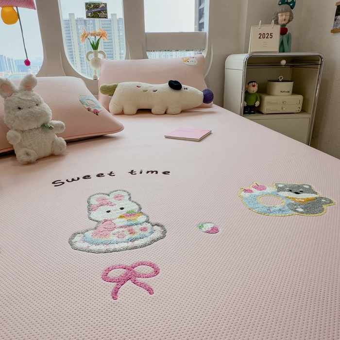 91家纺网 家纺一手货源 找家纺 澜妃 2025新款彩绒棉毛巾绣夹棉床笠单品床笠单件单床笠 甜睡童话-樱雾粉