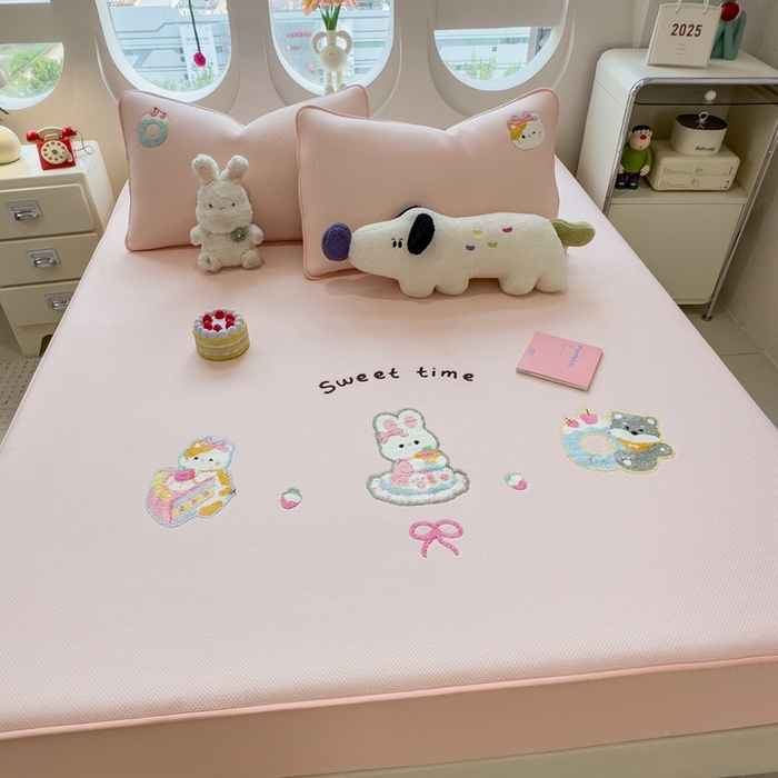 91家纺网 家纺一手货源 找家纺 澜妃 2025新款彩绒棉毛巾绣夹棉床笠单品床笠单件单床笠 甜睡童话-樱雾粉