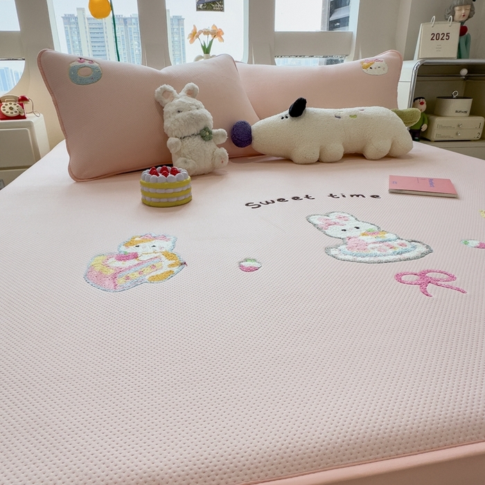 91家纺网 家纺一手货源 找家纺 澜妃 2025新款彩绒棉毛巾绣夹棉床笠单品床笠单件单床笠 甜睡童话-樱雾粉