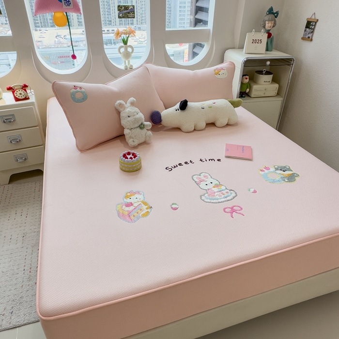 91家纺网 家纺一手货源 找家纺 澜妃 2025新款彩绒棉毛巾绣夹棉床笠单品床笠单件单床笠 甜睡童话-樱雾粉