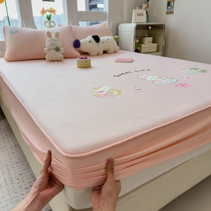 91家纺网 家纺一手货源 找家纺 澜妃 2025新款彩绒棉毛巾绣夹棉床笠单品床笠单件单床笠 甜睡童话-樱雾粉