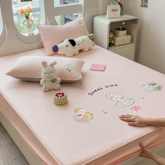 91家纺网 家纺一手货源 找家纺 澜妃 2025新款彩绒棉毛巾绣夹棉床笠单品床笠单件单床笠 甜睡童话-樱雾粉