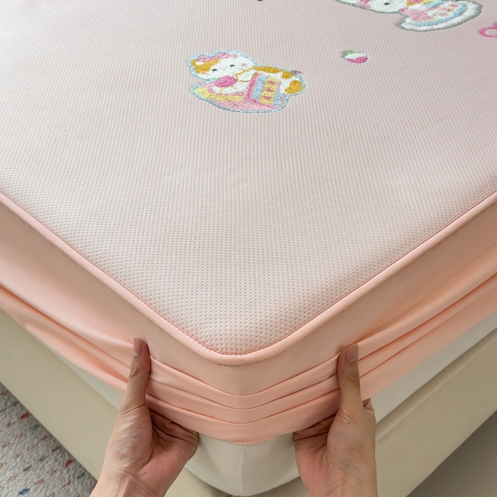 91家纺网 家纺一手货源 找家纺 澜妃 2025新款彩绒棉毛巾绣夹棉床笠单品床笠单件单床笠 甜睡童话-樱雾粉