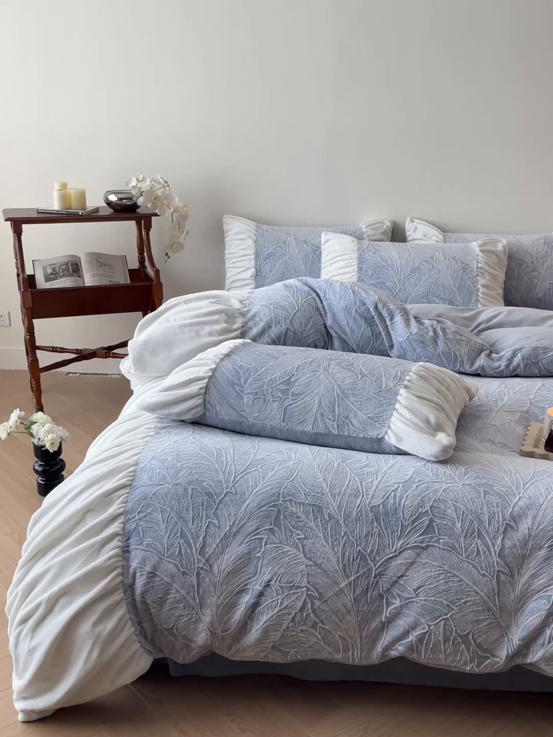 91家纺网 家纺一手货源 找家纺 慕澄家纺 2025新款高克重泡泡袖琢色雕花牛奶绒四件套 蓝调