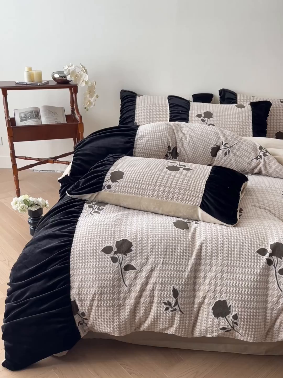 91家纺网 家纺一手货源 找家纺 慕澄家纺 2025新款高克重泡泡袖琢色雕花牛奶绒四件套 优雅佳人