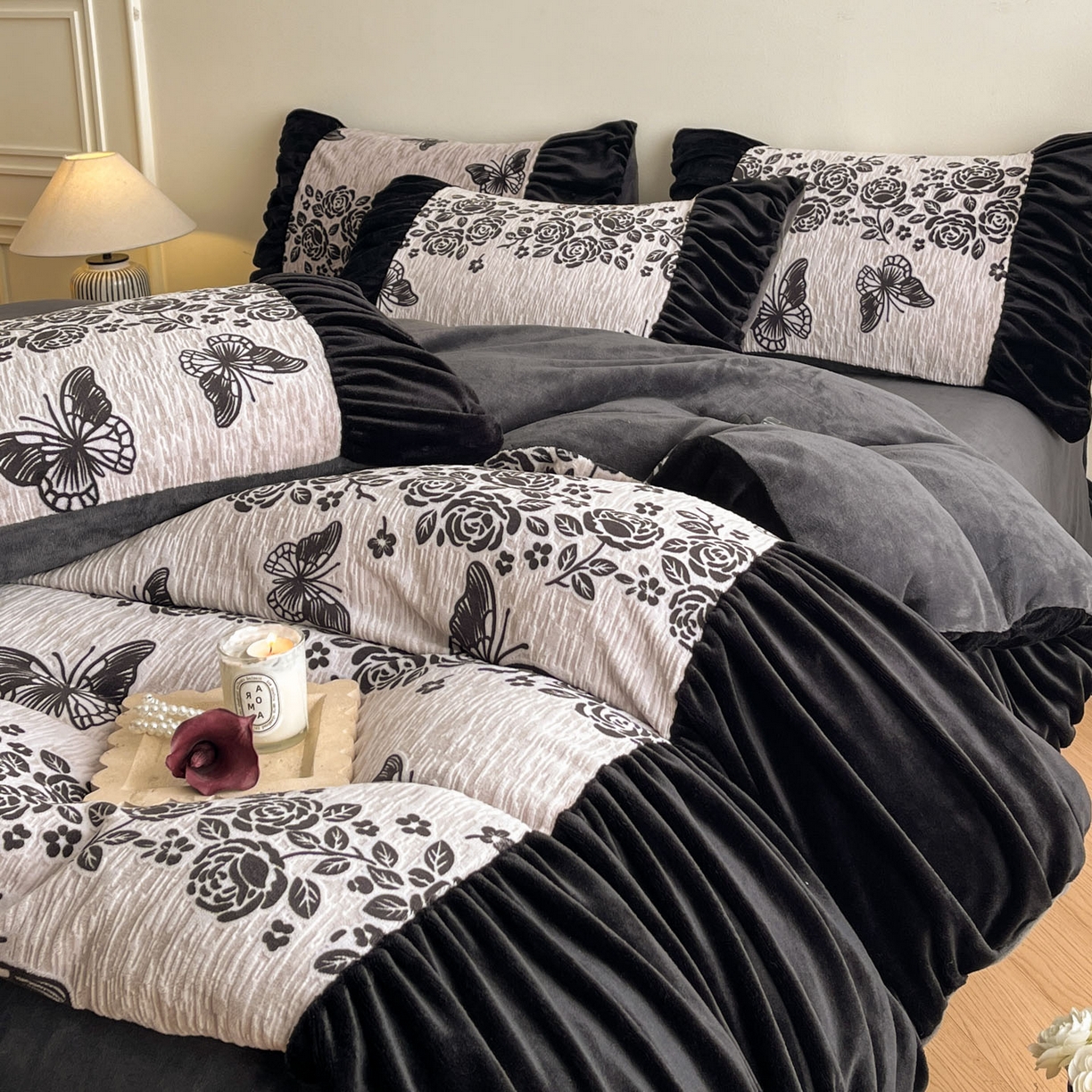 91家纺网 家纺一手货源 找家纺 慕澄家纺 2025新款高克重泡泡袖琢色雕花牛奶绒四件套 暗影蝴蝶