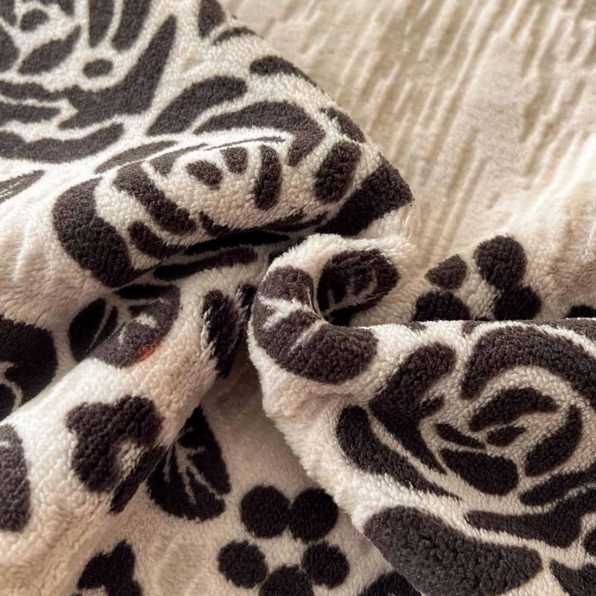 91家纺网 家纺一手货源 找家纺 慕澄家纺 2025新款高克重泡泡袖琢色雕花牛奶绒四件套 暗影蝴蝶