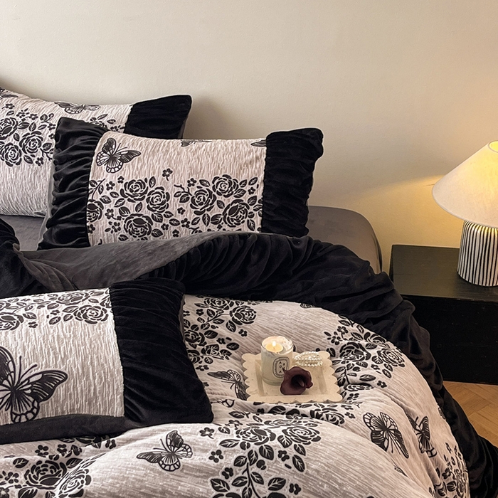 91家纺网 家纺一手货源 找家纺 慕澄家纺 2025新款高克重泡泡袖琢色雕花牛奶绒四件套 暗影蝴蝶