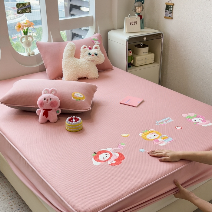 91家纺网 家纺一手货源 找家纺 澜妃 2025新款彩绒棉毛巾绣夹棉床笠单品床笠单件单床笠 甜心派对-绯云粉