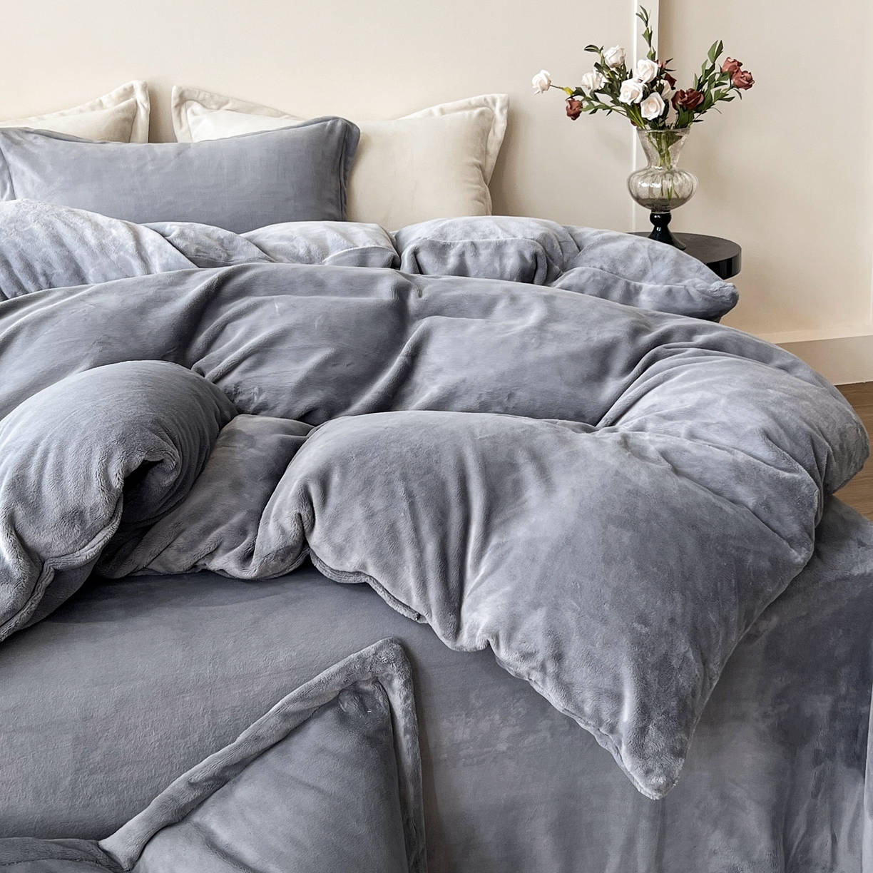 91家纺网 家纺一手货源 找家纺 禧禾 2025新款A类300G醇厚速暖绒四件套牛奶绒四件套 高级灰