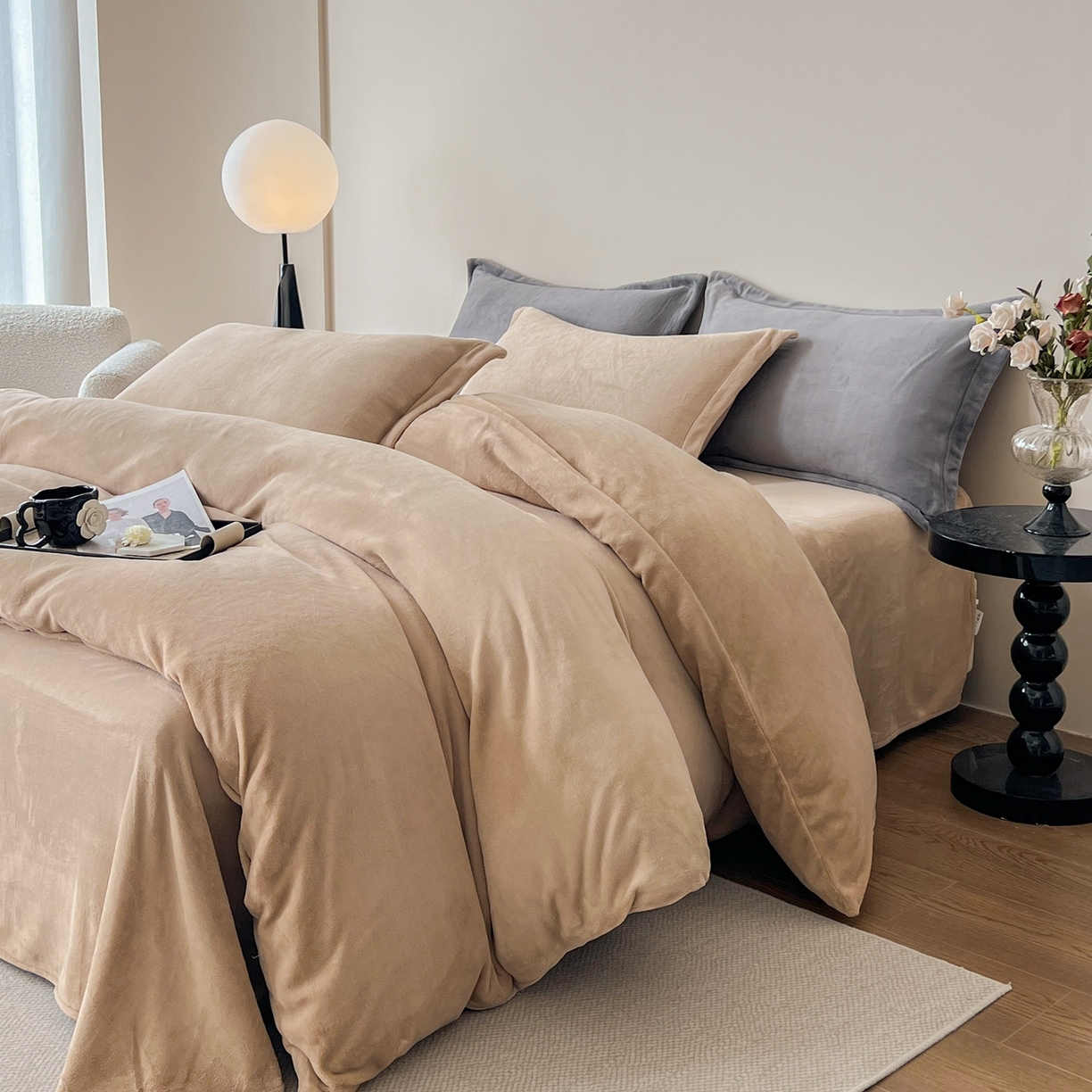 91家纺网 家纺一手货源 找家纺 禧禾 2025新款A类300G醇厚速暖绒四件套牛奶绒四件套 秋杏咖