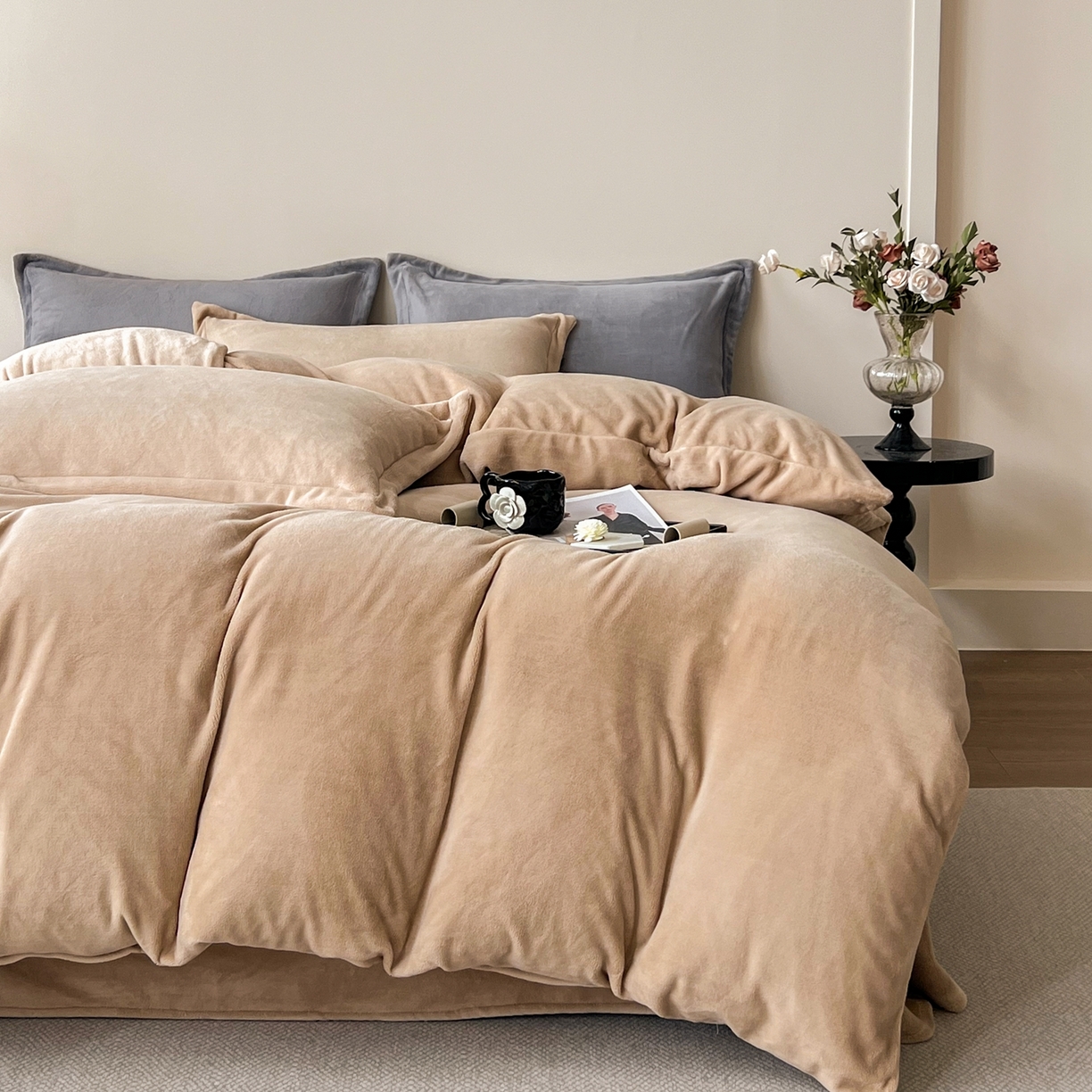 91家纺网 家纺一手货源 找家纺 禧禾 2025新款A类300G醇厚速暖绒四件套牛奶绒四件套 秋杏咖