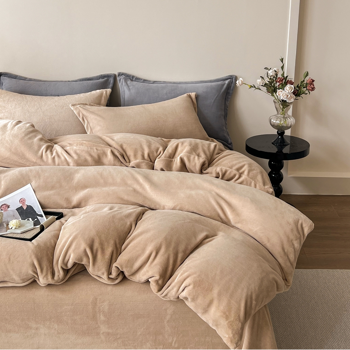 91家纺网 家纺一手货源 找家纺 禧禾 2025新款A类300G醇厚速暖绒四件套牛奶绒四件套 秋杏咖