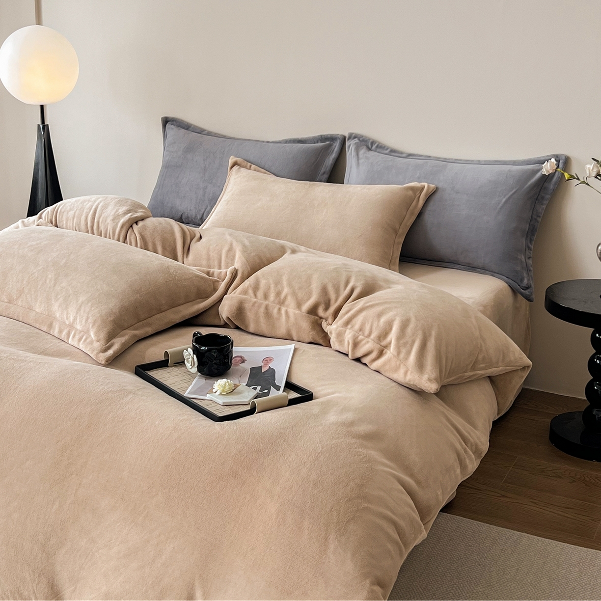 91家纺网 家纺一手货源 找家纺 禧禾 2025新款A类300G醇厚速暖绒四件套牛奶绒四件套 秋杏咖