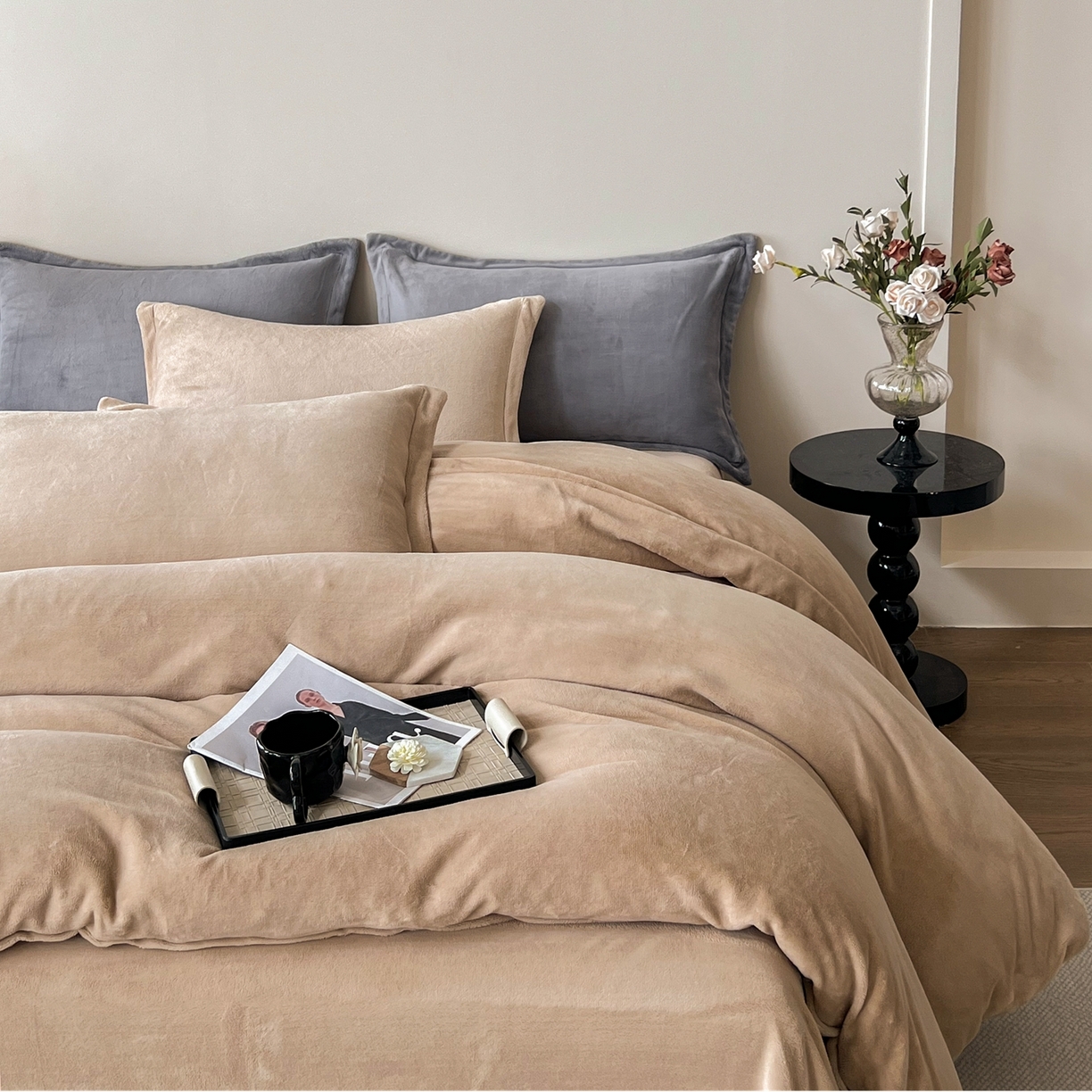 91家纺网 家纺一手货源 找家纺 禧禾 2025新款A类300G醇厚速暖绒四件套牛奶绒四件套 秋杏咖