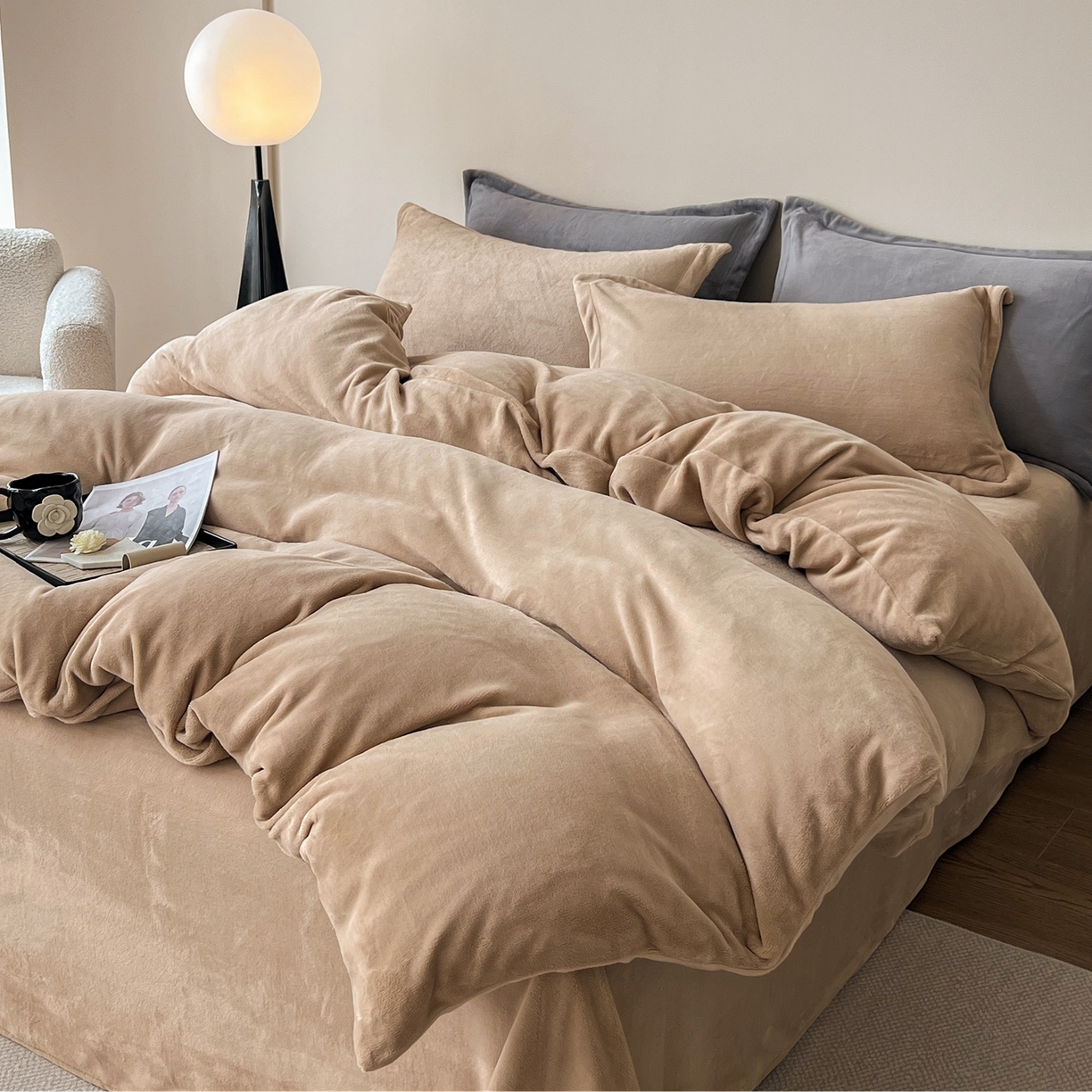 91家纺网 家纺一手货源 找家纺 禧禾 2025新款A类300G醇厚速暖绒四件套牛奶绒四件套 秋杏咖