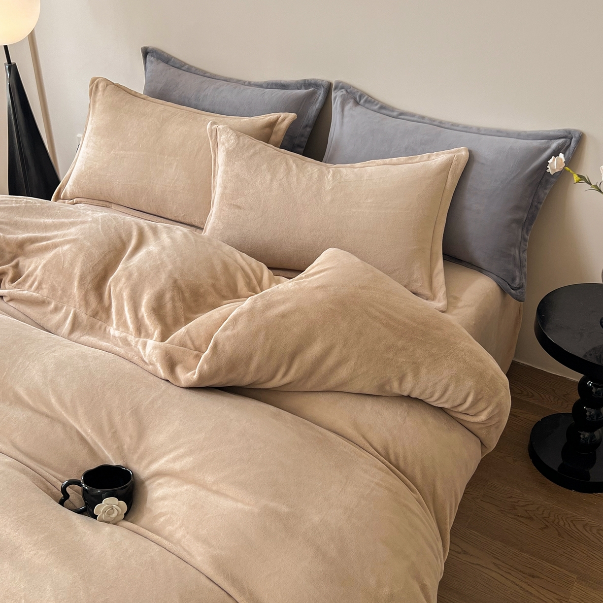 91家纺网 家纺一手货源 找家纺 禧禾 2025新款A类300G醇厚速暖绒四件套牛奶绒四件套 秋杏咖