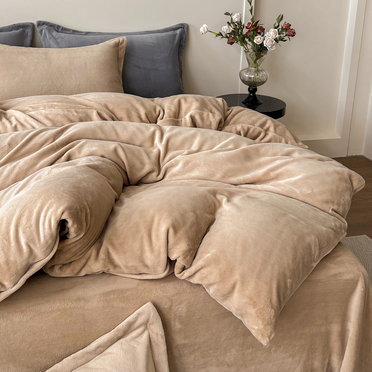 91家纺网 家纺一手货源 找家纺 禧禾 2025新款A类300G醇厚速暖绒四件套牛奶绒四件套 秋杏咖