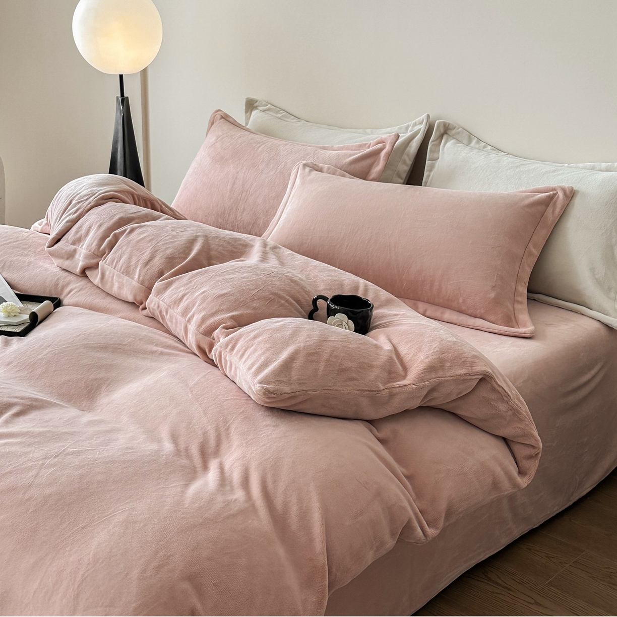 91家纺网 家纺一手货源 找家纺 禧禾 2025新款A类300G醇厚速暖绒四件套牛奶绒四件套 婴儿粉