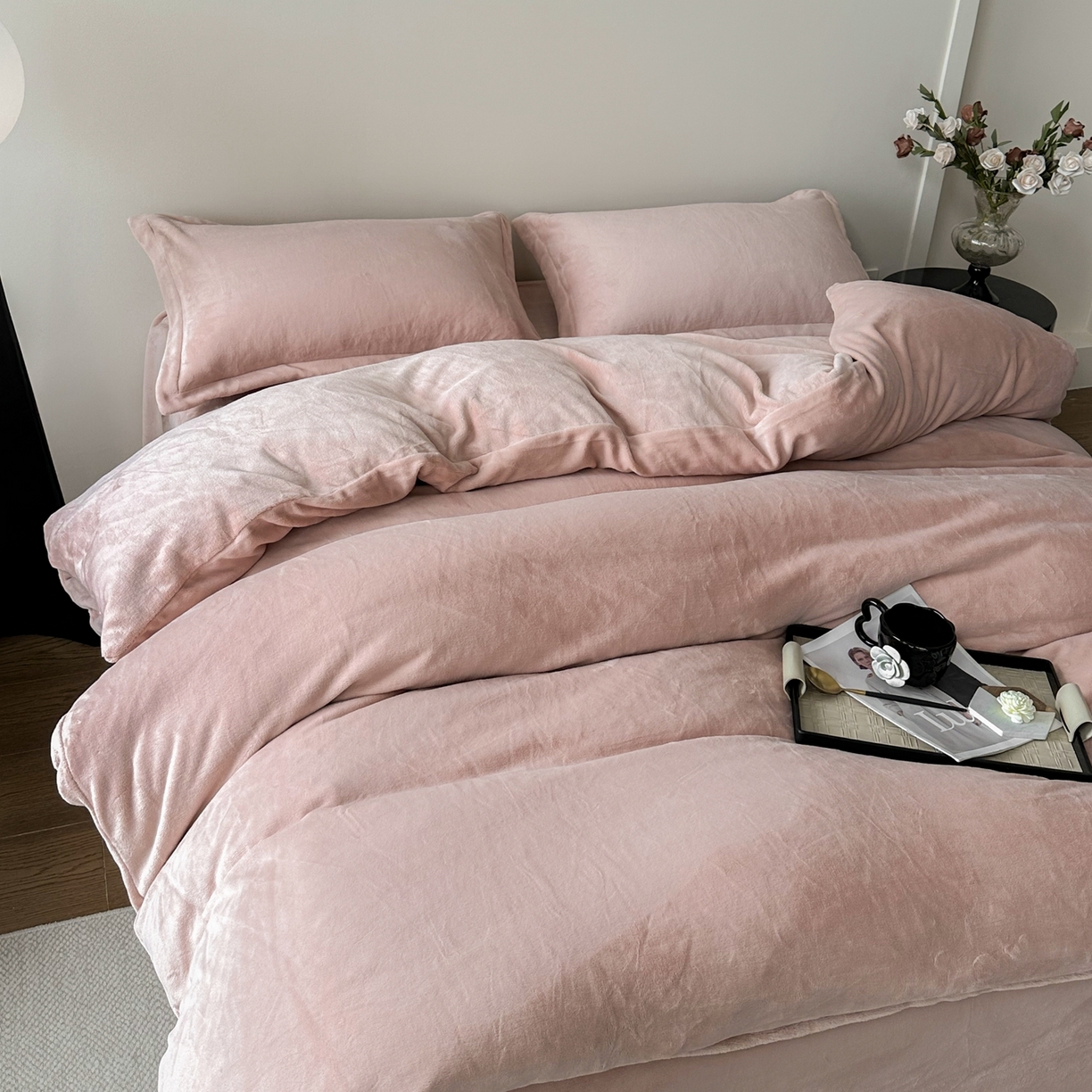 91家纺网 家纺一手货源 找家纺 禧禾 2025新款A类300G醇厚速暖绒四件套牛奶绒四件套 婴儿粉