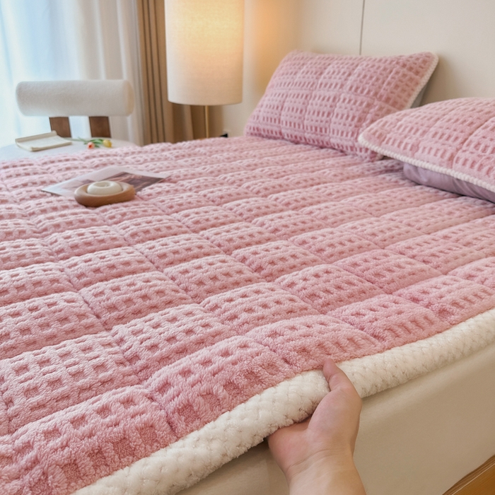 91家纺网 家纺一手货源 找家纺 预言家纺 2025新款塔芙蓉华夫格床垫系列 薄垫方格粉色