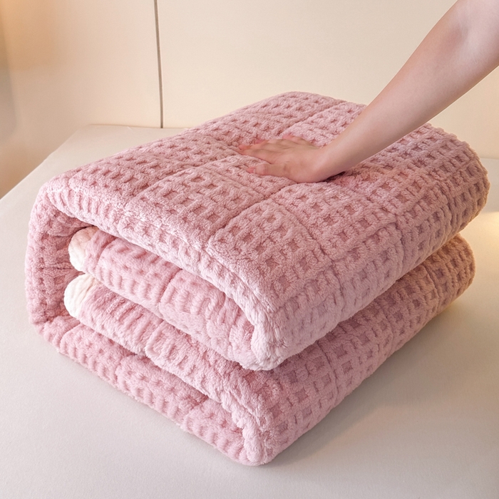 91家纺网 家纺一手货源 找家纺 预言家纺 2025新款塔芙蓉华夫格床垫系列 薄垫方格粉色