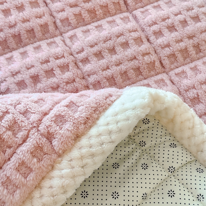 91家纺网 家纺一手货源 找家纺 预言家纺 2025新款塔芙蓉华夫格床垫系列 薄垫方格粉色