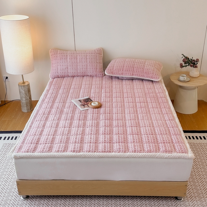 91家纺网 家纺一手货源 找家纺 预言家纺 2025新款塔芙蓉华夫格床垫系列 薄垫方格粉色