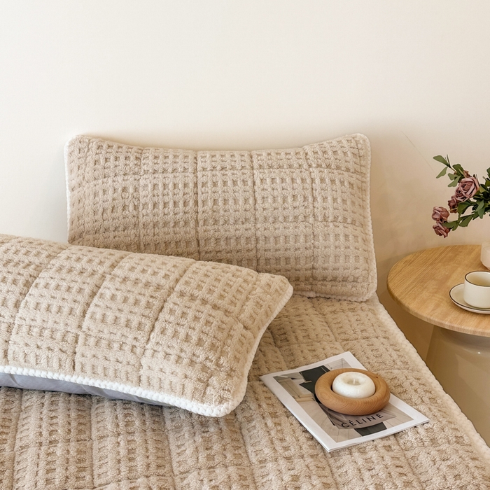 91家纺网 家纺一手货源 找家纺 预言家纺 2025新款塔芙蓉华夫格床垫系列 薄垫方格咖色