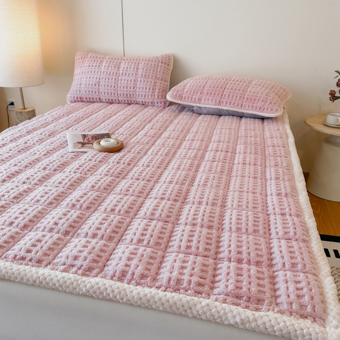 91家纺网 家纺一手货源 找家纺 预言家纺 2025新款塔芙蓉华夫格床垫系列 薄垫方格粉色