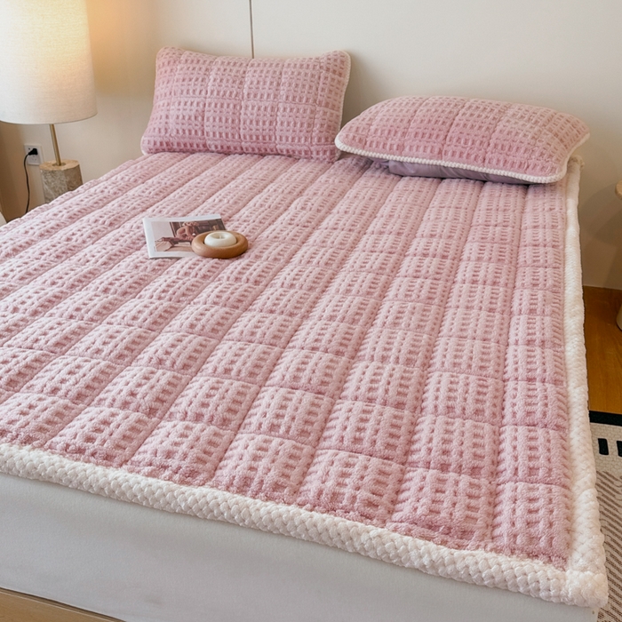 91家纺网 家纺一手货源 找家纺 预言家纺 2025新款塔芙蓉华夫格床垫系列 薄垫方格粉色