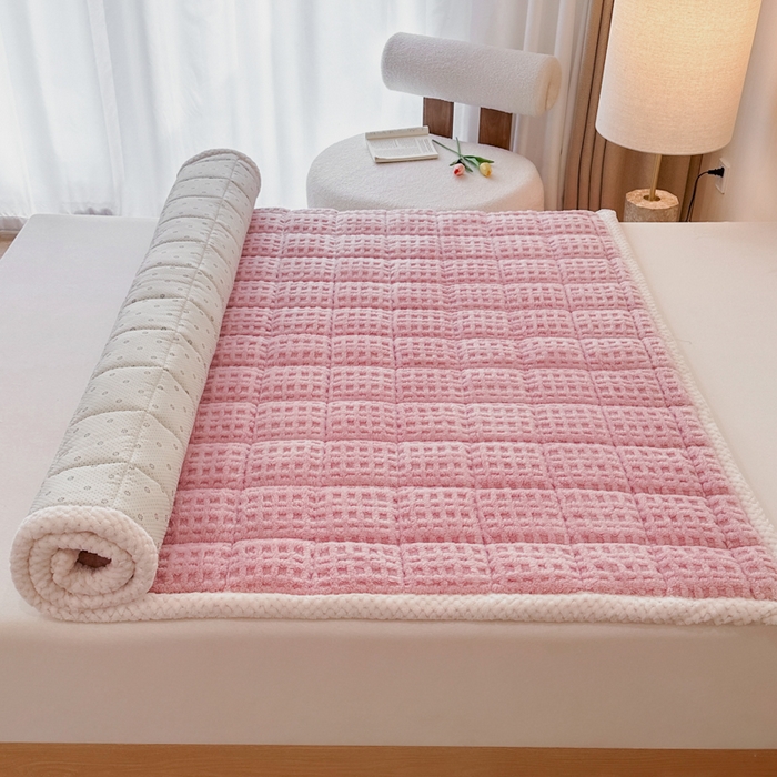 91家纺网 家纺一手货源 找家纺 预言家纺 2025新款塔芙蓉华夫格床垫系列 薄垫方格粉色