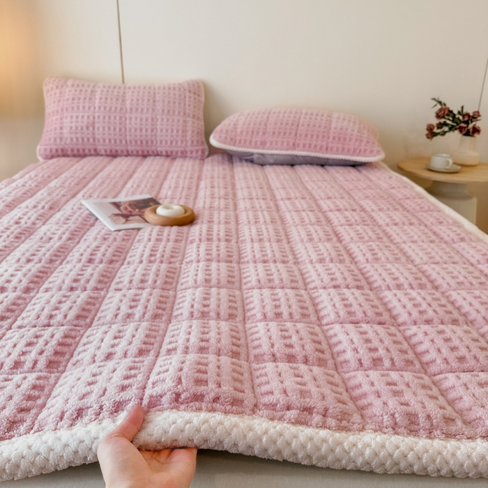 91家纺网 家纺一手货源 找家纺 预言家纺 2025新款塔芙蓉华夫格床垫系列 薄垫方格粉色