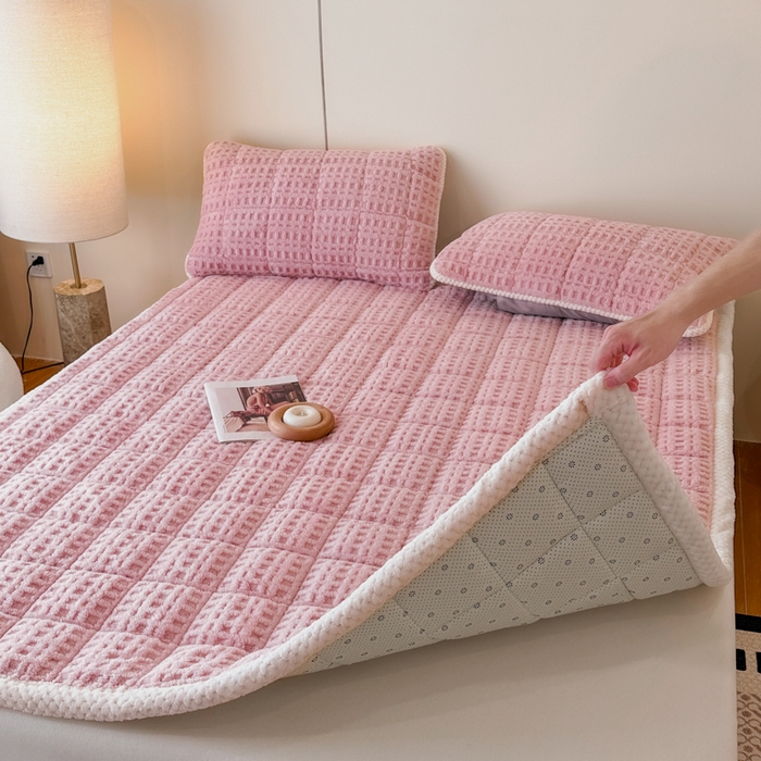 91家纺网 家纺一手货源 找家纺 预言家纺 2025新款塔芙蓉华夫格床垫系列 薄垫方格粉色