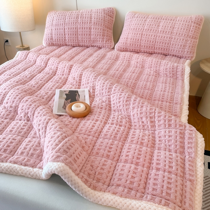 91家纺网 家纺一手货源 找家纺 预言家纺 2025新款塔芙蓉华夫格床垫系列 薄垫方格粉色