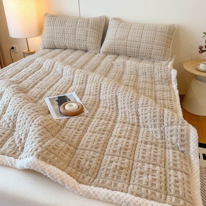 91家纺网 家纺一手货源 找家纺 预言家纺 2025新款塔芙蓉华夫格床垫系列 薄垫方格咖色