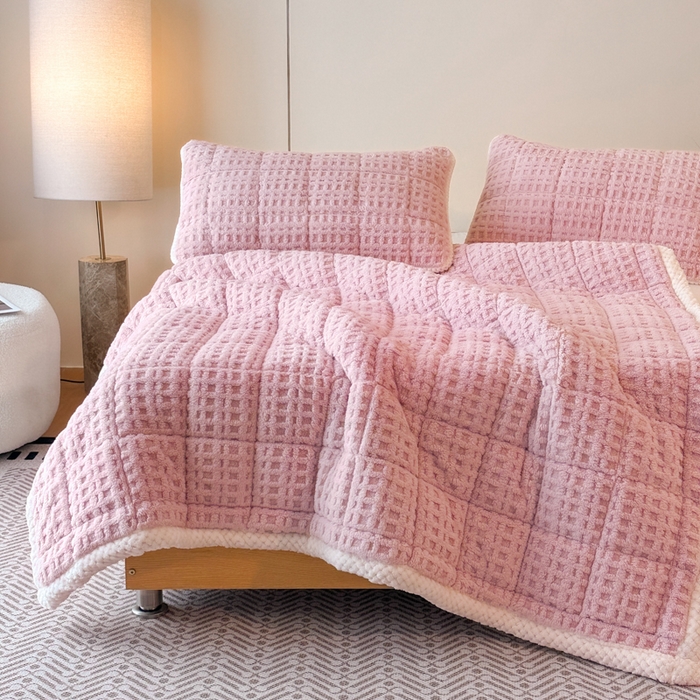 91家纺网 家纺一手货源 找家纺 预言家纺 2025新款塔芙蓉华夫格床垫系列 薄垫方格粉色