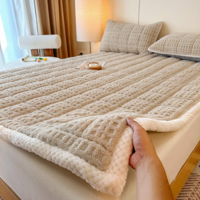 91家纺网 家纺一手货源 找家纺 预言家纺 2025新款塔芙蓉华夫格床垫系列 薄垫方格咖色