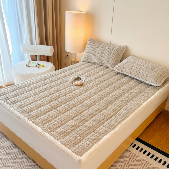 91家纺网 家纺一手货源 找家纺 预言家纺 2025新款塔芙蓉华夫格床垫系列 薄垫方格咖色