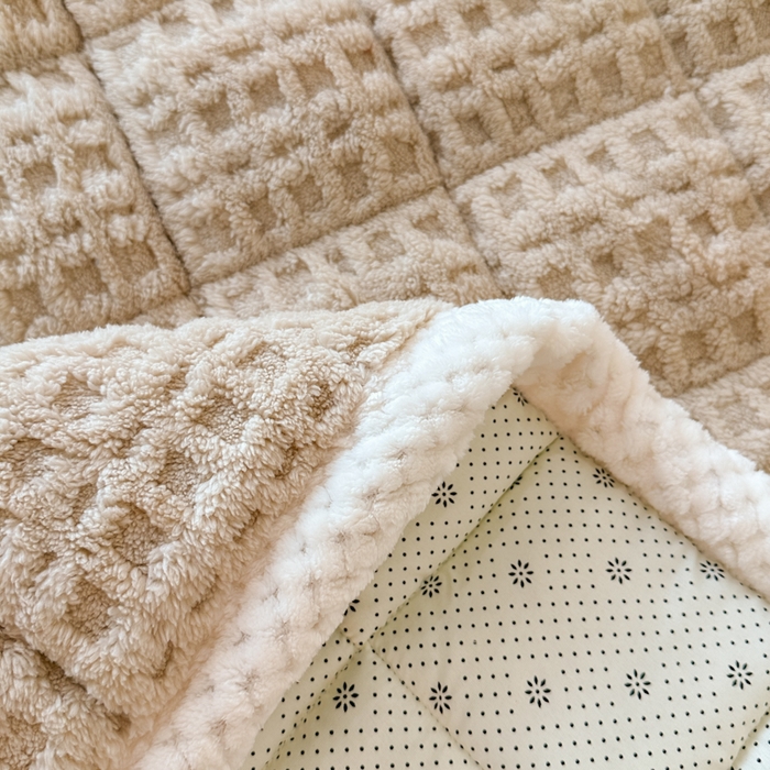 91家纺网 家纺一手货源 找家纺 预言家纺 2025新款塔芙蓉华夫格床垫系列 薄垫方格咖色