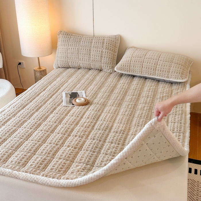 91家纺网 家纺一手货源 找家纺 预言家纺 2025新款塔芙蓉华夫格床垫系列 薄垫方格咖色