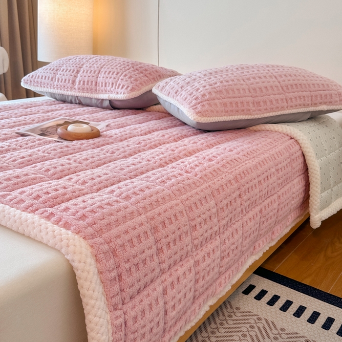 91家纺网 家纺一手货源 找家纺 预言家纺 2025新款塔芙蓉华夫格床垫系列 薄垫方格粉色