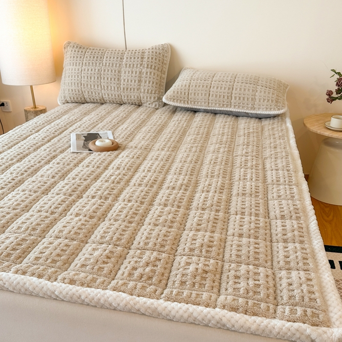 91家纺网 家纺一手货源 找家纺 预言家纺 2025新款塔芙蓉华夫格床垫系列 薄垫方格咖色