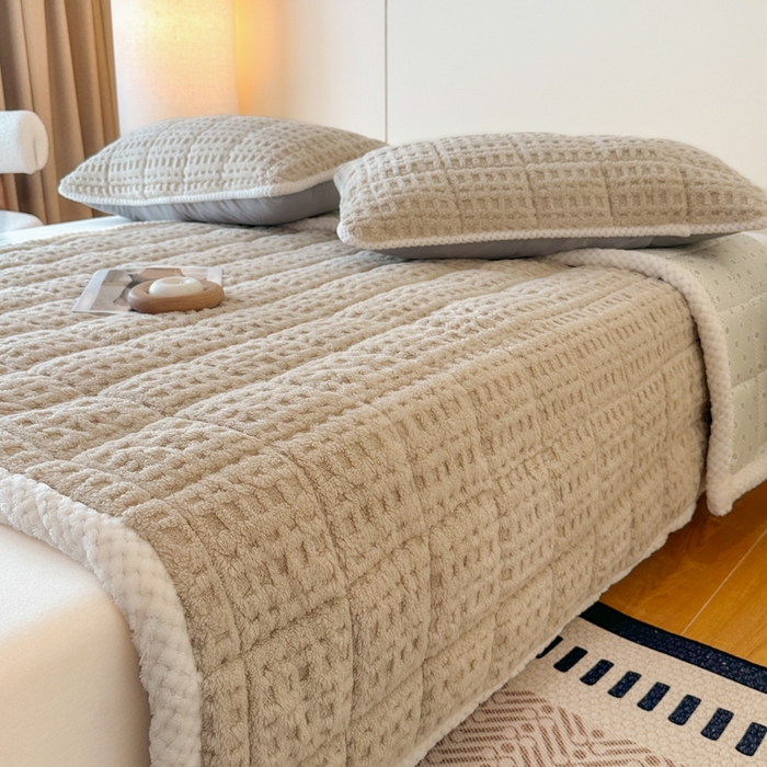 91家纺网 家纺一手货源 找家纺 预言家纺 2025新款塔芙蓉华夫格床垫系列 薄垫方格咖色