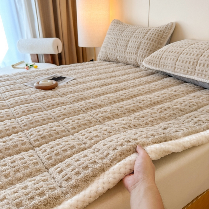 91家纺网 家纺一手货源 找家纺 预言家纺 2025新款塔芙蓉华夫格床垫系列 薄垫方格咖色